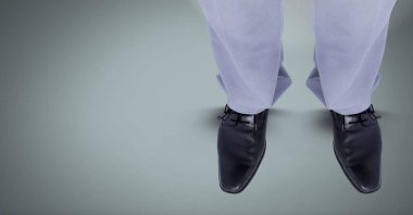 İşadamı ayak ve ayakkabı mavi zemin üzerine