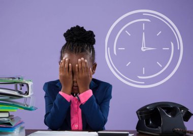 Saat simgesi ile Office kız düşünme