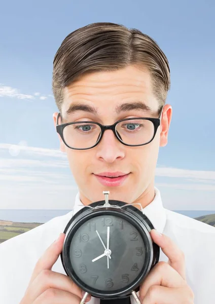 Mann hält Uhr — Stockfoto