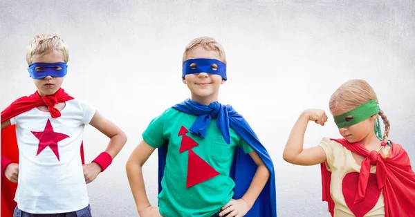 Crianças super-heróis com parede cinza — Fotografia de Stock