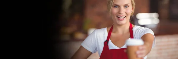 Dueño de una pequeña empresa sosteniendo café — Foto de Stock