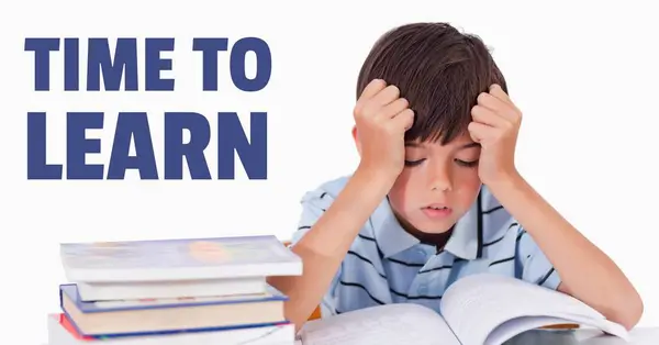 Ragazzo frustrato leggere un libro — Foto Stock