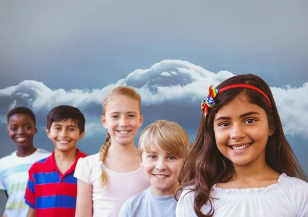 Grupo de crianças com céu nublado — Fotografia de Stock
