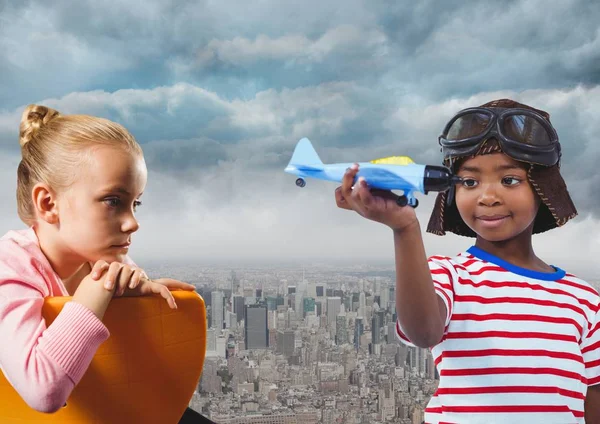 Niños con avión de juguete sobre ciudad —  Fotos de Stock