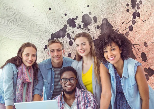 Glada unga studenter använder dator — Stockfoto