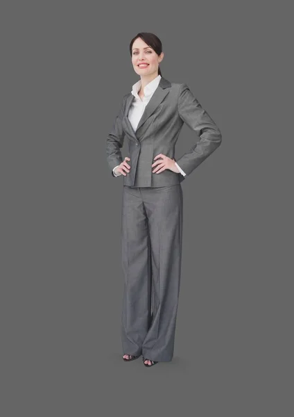Donna in piedi con sfondo grigio — Foto Stock