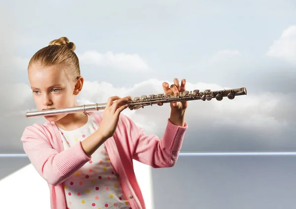 Menina tocando flauta — Fotografia de Stock