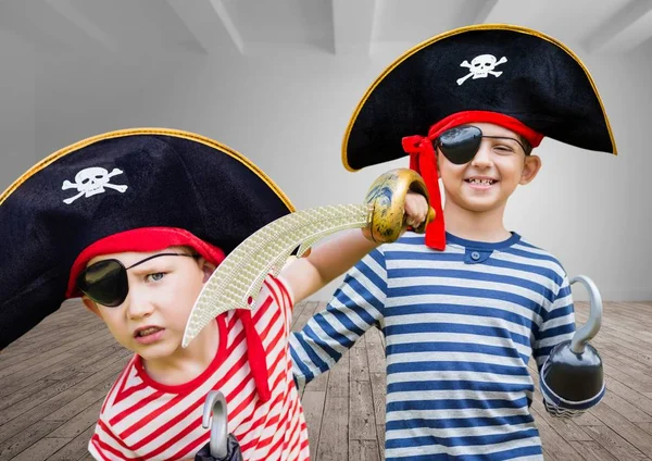 Jungen in Piratenkostümen — Stockfoto