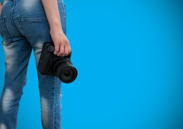Kvinna anläggning kamera — Stockfoto