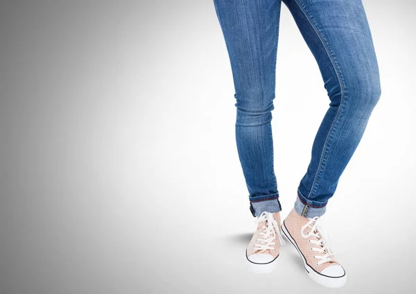 Jambes féminines en jeans — Photo