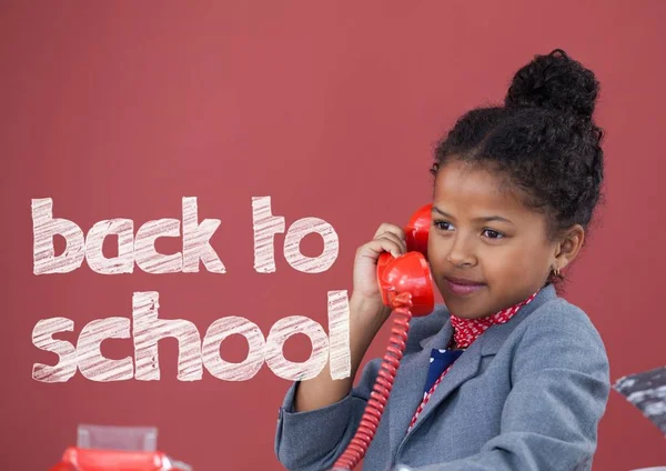 Biuro dziecko dziewczyna rozmawia przez telefon — Zdjęcie stockowe