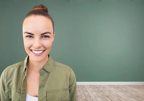 Mulher sorridente no quarto com paredes verdes — Fotografia de Stock