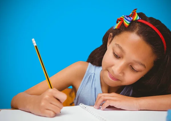 Menina escrevendo na frente de fundo em branco azul — Fotografia de Stock