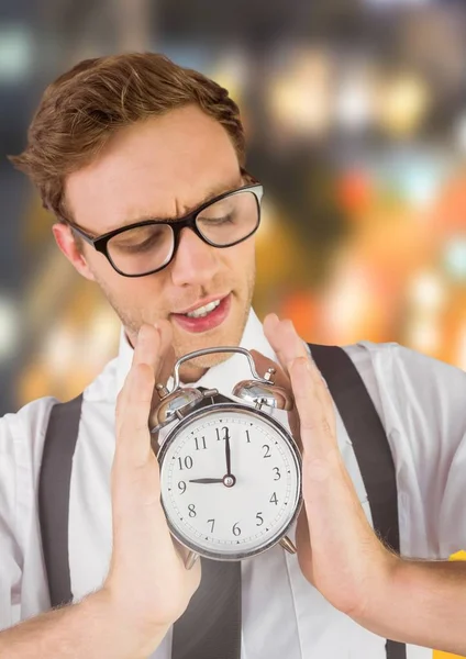 Mann hält Uhr — Stockfoto