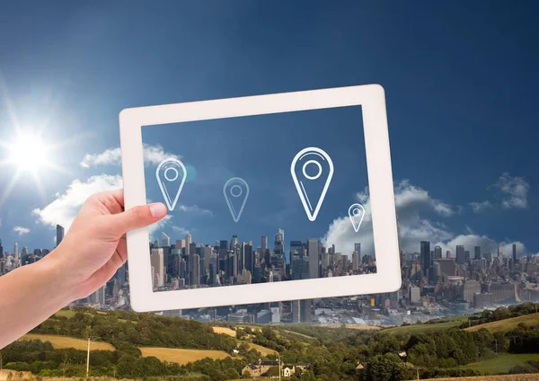 Holding tablet e città con puntatori posizione — Foto Stock