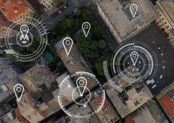Luchtfoto van de stad met locatie pointers — Stockfoto
