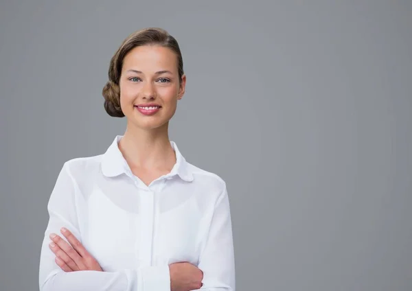 Donna in piedi con sfondo grigio — Foto Stock