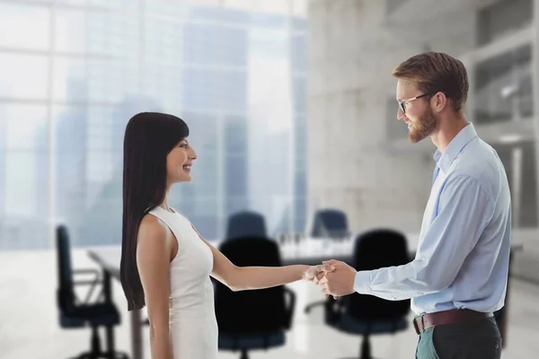 Glückliche Geschäftsleute beim Händeschütteln — Stockfoto