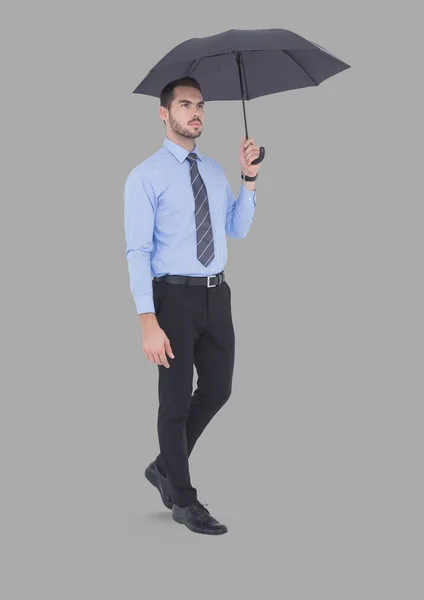 Man in pak staande met zwarte paraplu — Stockfoto