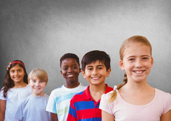 Barn vänner med Tom grå bakgrund — Stockfoto