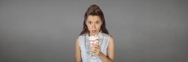 Genç kadının milkshake içme — Stok fotoğraf