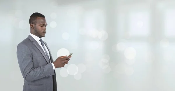 Uomo d'affari che guarda un telefono — Foto Stock