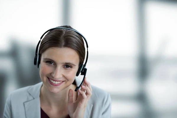 Mujer de negocios sonriente con auriculares —  Fotos de Stock