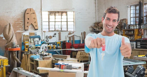 Kleinunternehmer mit Schlüsseln — Stockfoto