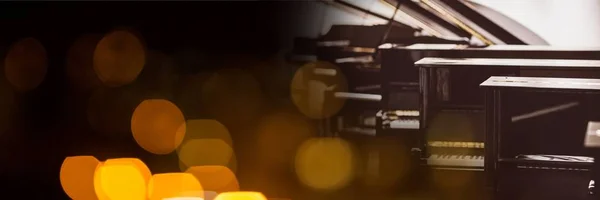 Piano dengan lampu kuning — Stok Foto