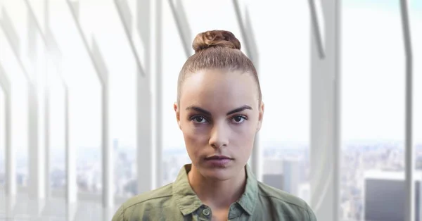 Mulher séria com penteado — Fotografia de Stock