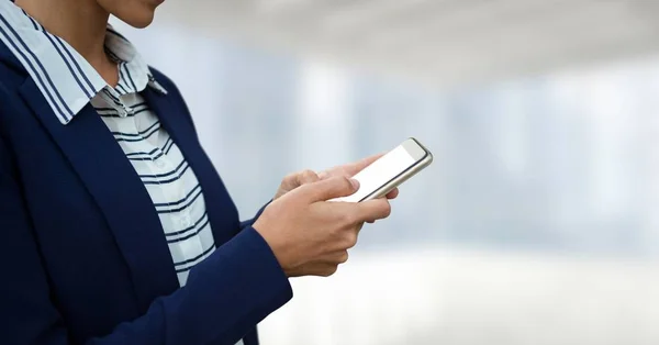 Žena pomocí telefonu — Stock fotografie