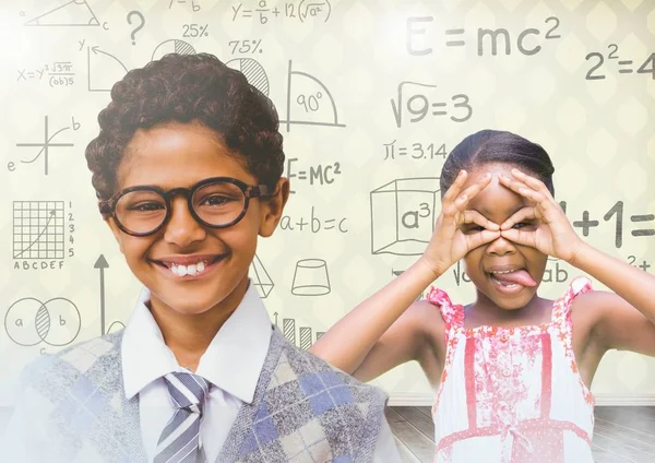 I bambini si divertono davanti alle equazioni matematiche — Foto Stock