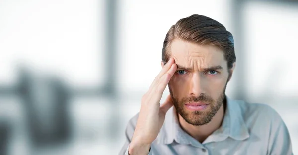 Hombre arrugándose y tocándose la frente —  Fotos de Stock