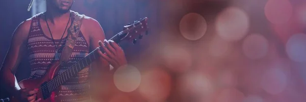 Homem tocando guitarra elétrica — Fotografia de Stock