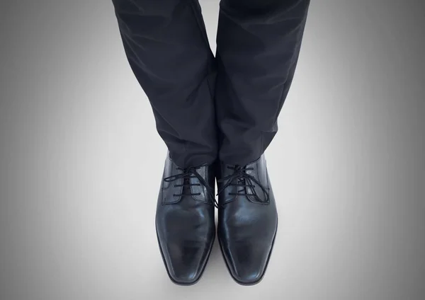 Manliga fötter i svarta skor — Stockfoto