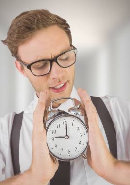 adam saat tutan gözlük