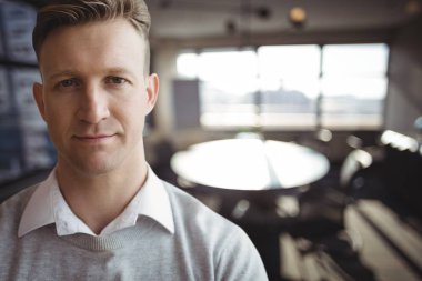 adam ayakta Office arka planı