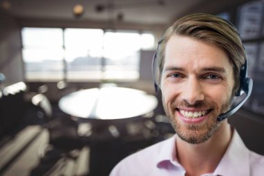 Office arka plan karşı mutlu adam