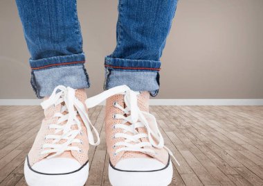 Kot ve spor ayakkabılı bacaklar.