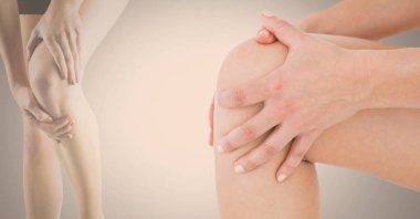 bacağını tutan kadın