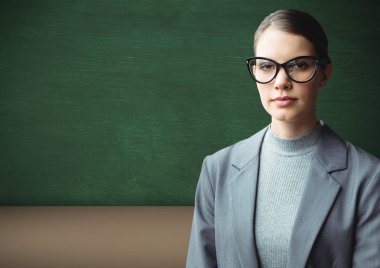 Blackboard ile duran kadın