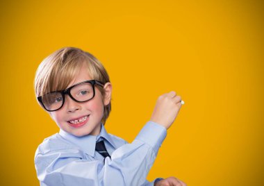 Çocuğun önünde sarı boş geçmiş yazma