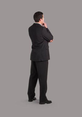 adam ile gri arka plan ayakta