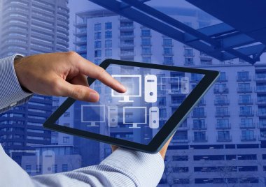 Tablet ve simgeler şehri ele tutarak