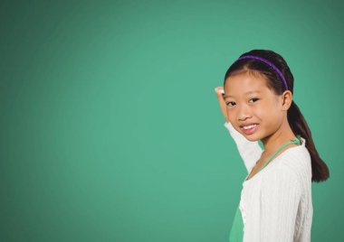 Kız önünde yeşil boş geçmiş yazma