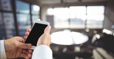 Erkek el telefon kullanma 