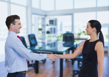 İş adamları ofiste el sıkışıyor. 