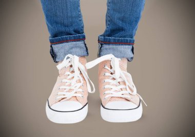 Ayak ve ayakkabı ile kahverengi zemin