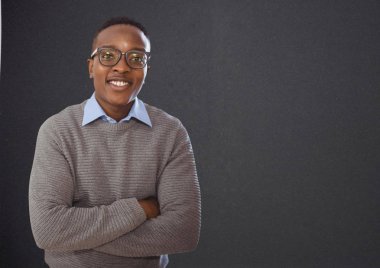 Karatahta önünde duran adam