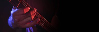 Erkek el elektro gitar çalmak 